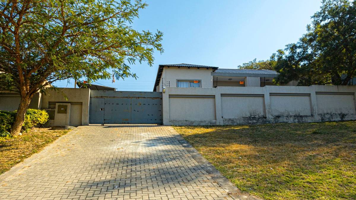 21 Van Rooyen, Stonehenge